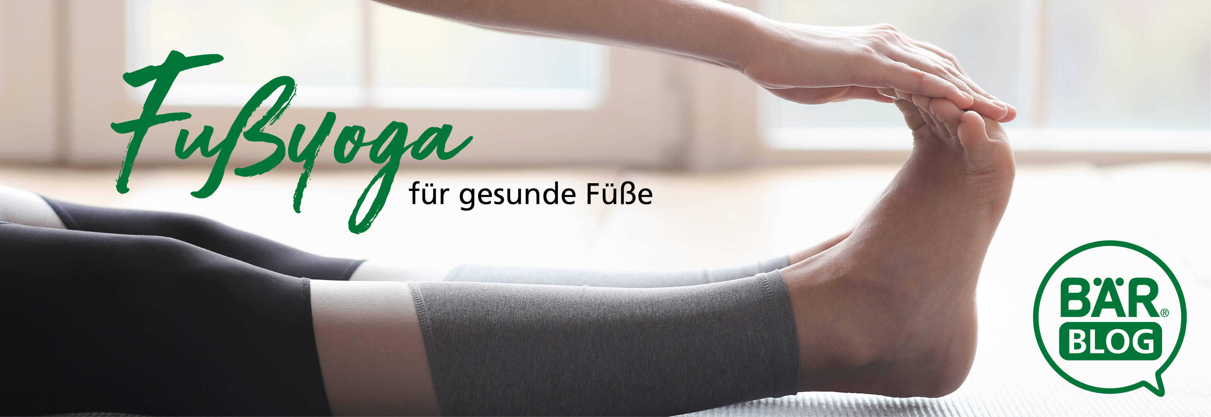 Person macht Fußübungen für Yoga auf einer Matte.