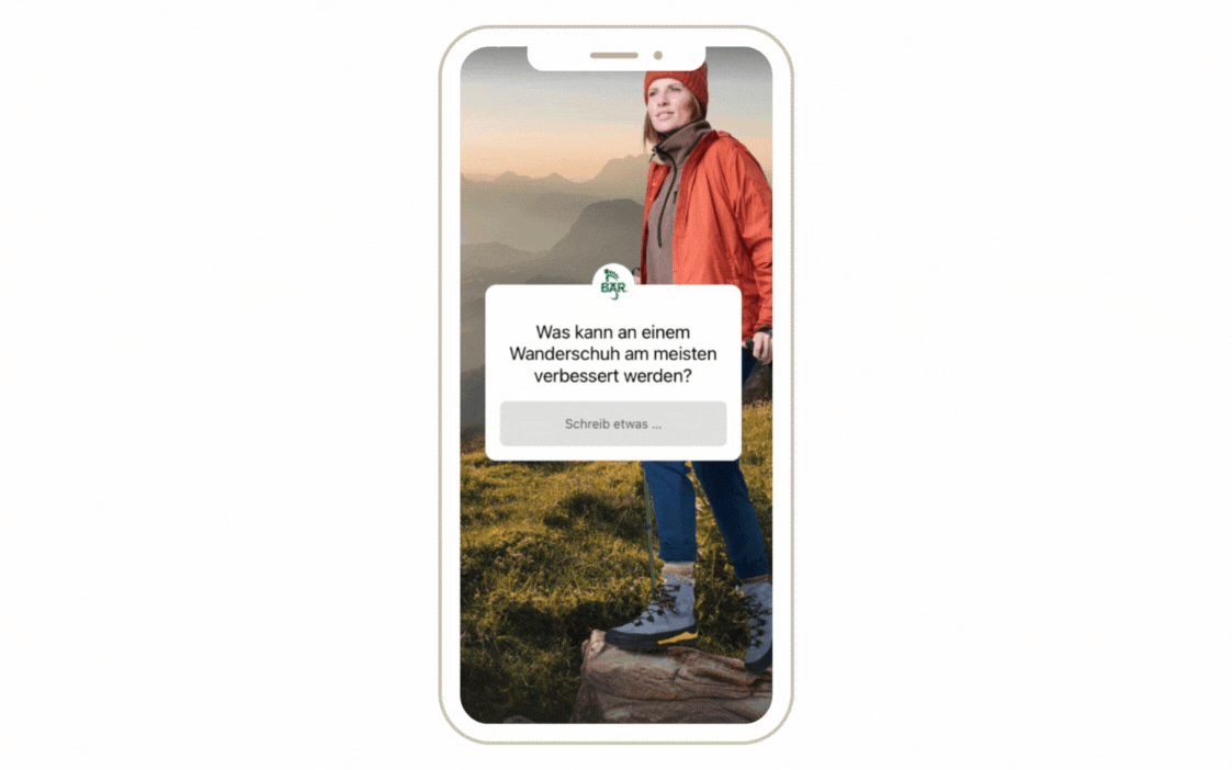 Smartphone mit Umfrage über Wanderschuhe vor Berglandschaft