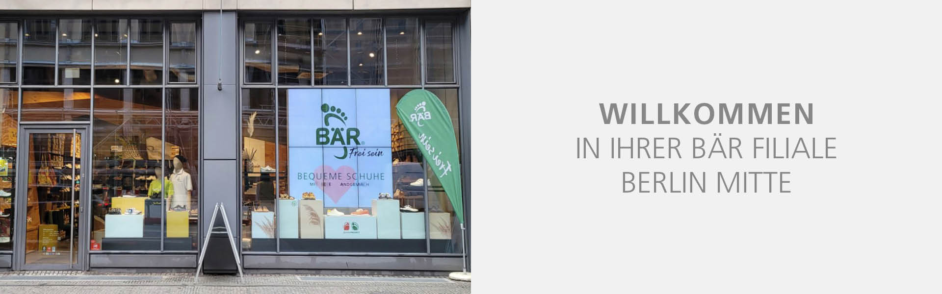 Eingangsbereich der BÄR Filiale Berlin Mitte mit Schaufenster und Logo