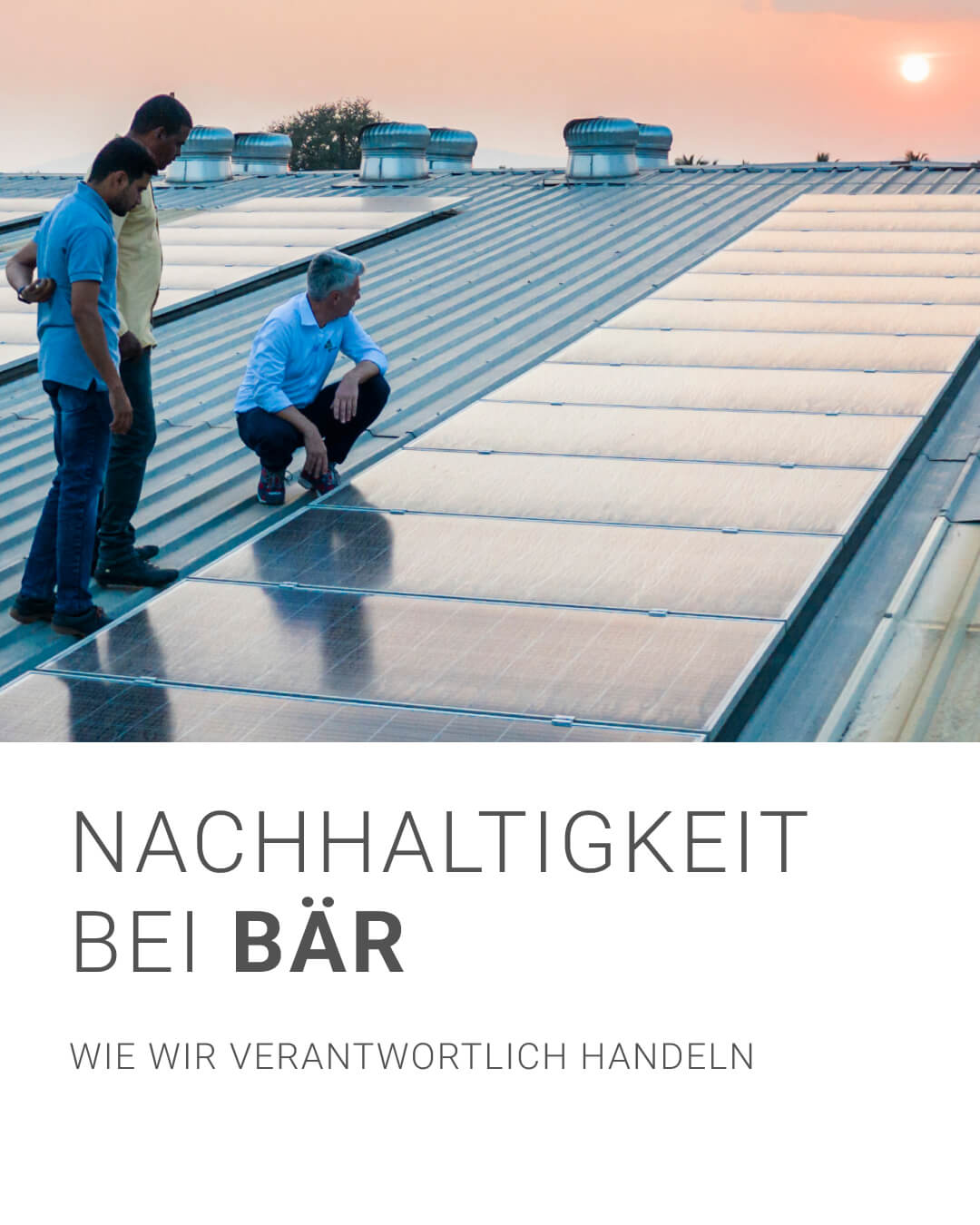 Drei Männer auf einem Dach überprüfen Solarmodule im Abendlicht