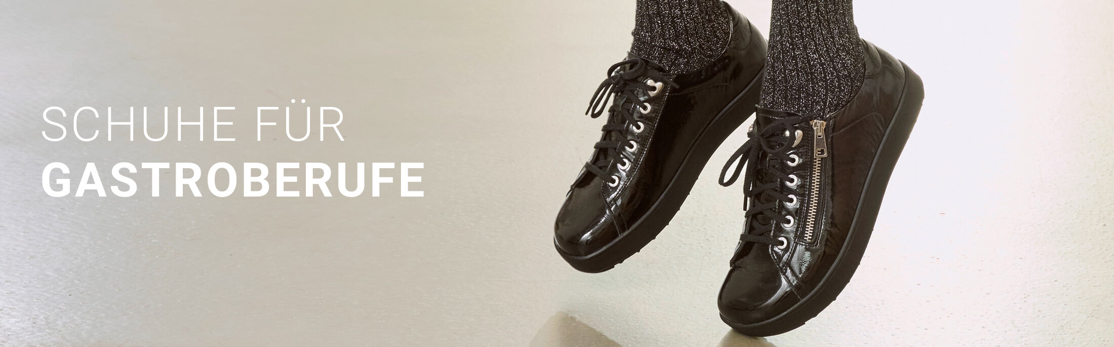 Schwarze, glänzende Schuhe mit Reißverschluss und Schnürsenkeln für Gastronomieberufe