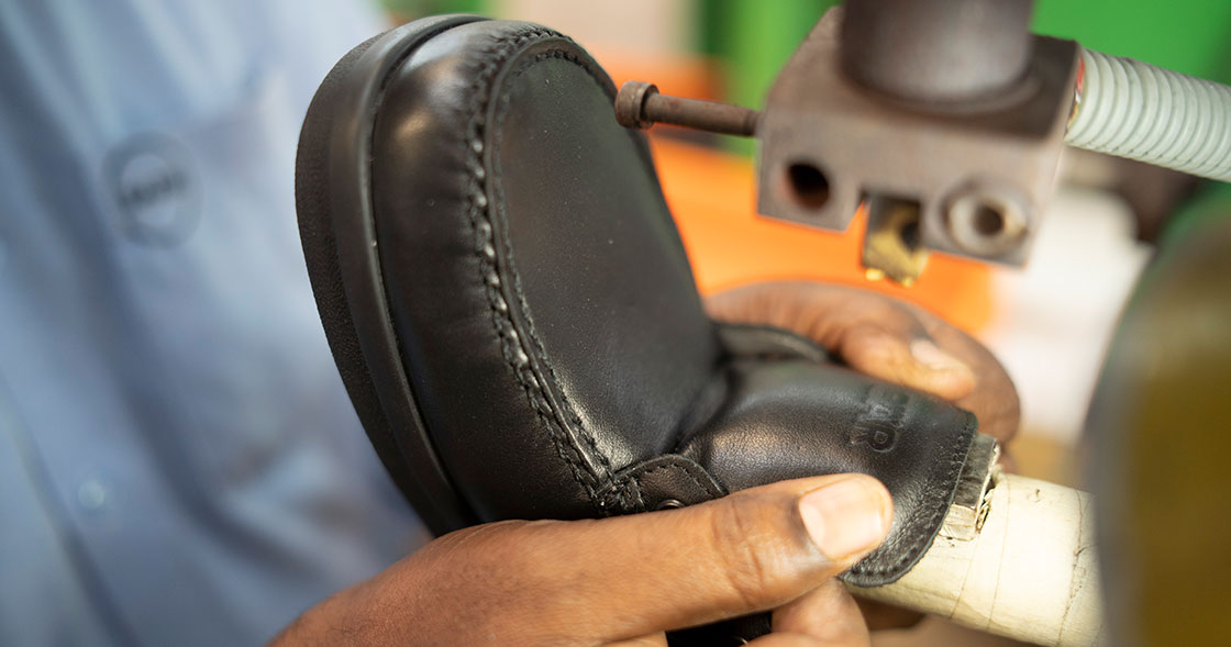 Nahaufnahme eines handgefertigten Lederschuhs während des Herstellungsprozesses