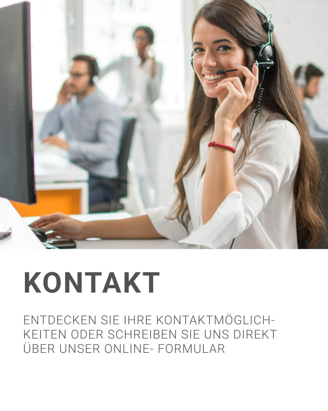 Frau mit Headset am Schreibtisch im Kundenservice