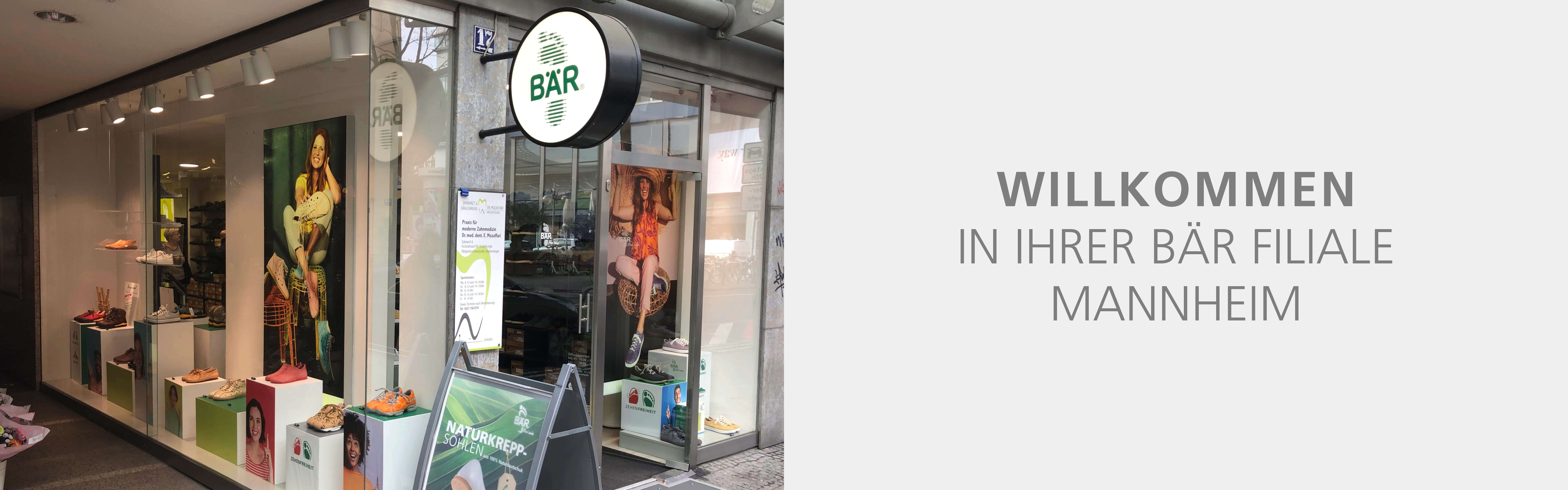 Schaufenster der BÄR Filiale in Mannheim mit Schuhen und Willkommensschild