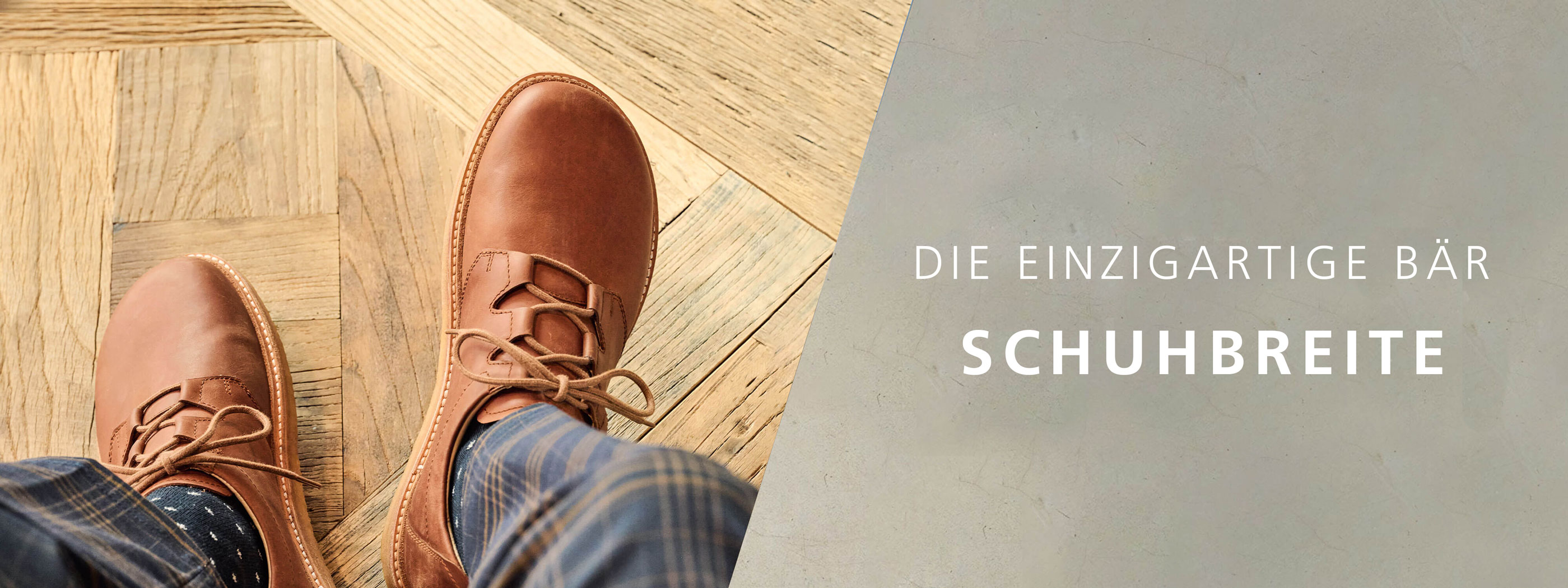 Nahaufnahme von braunen Lederschuhen mit Schnürsenkeln auf Parkettboden, neben der Schriftzug 'Die einzigartige Bär Schuhweite'.