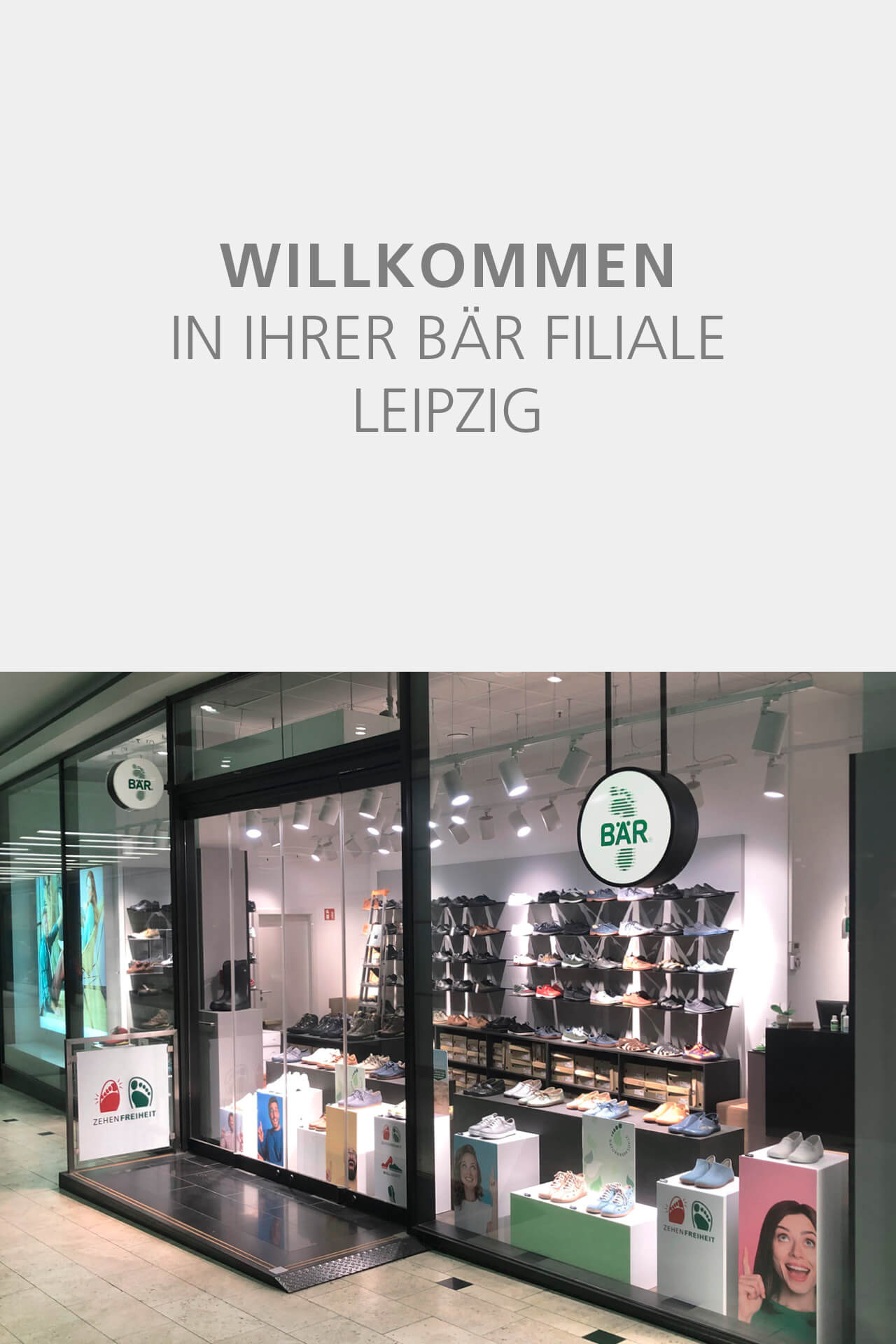 Eingangsbereich des BÄR Schuhgeschäfts in Leipzig mit zahlreichen ausgestellten Schuhen