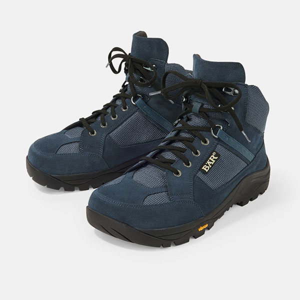 Paar blaue Wanderstiefel mit stabiler Sohle und schwarzen Schnürsenkeln