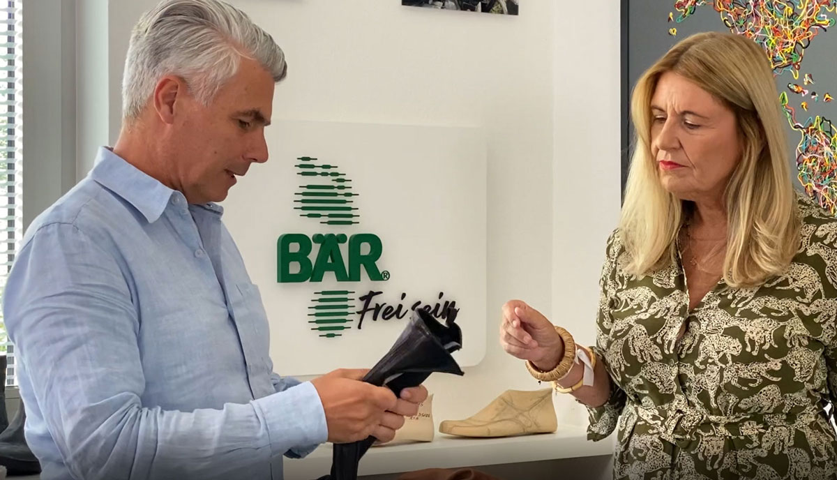 Eine Frau und ein Mann besprechen ein Schuhprodukt im BÄR-Schuhe-Geschäft