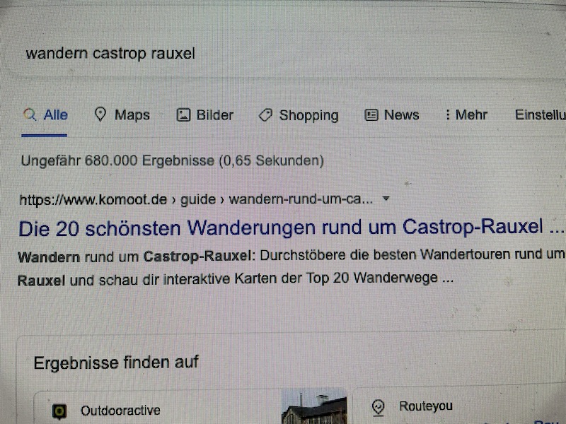 Ein Bildschirmfoto zeigt die Google-Suche nach 'wandern castrop rauxel', der erste Eintrag führt zu Komoot mit den 20 schönsten Wanderungen rund um Castrop-Rauxel.