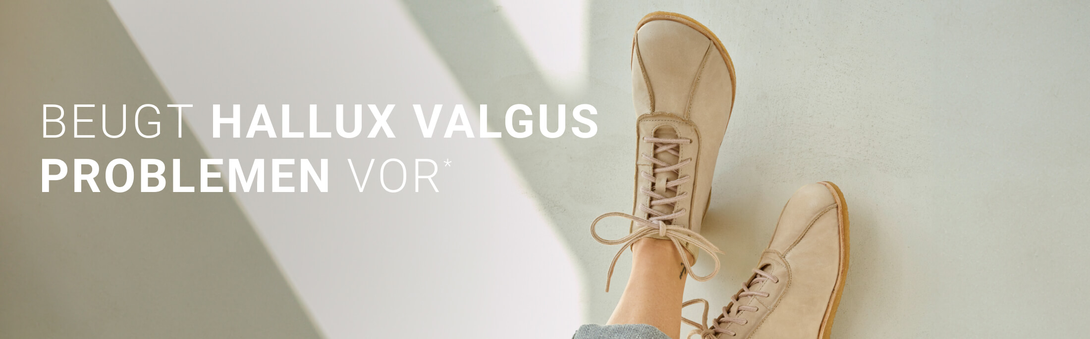 Damenfüße in beigen Schnürschuhen mit Text 'Beugt Hallux Valgus Problemen vor'