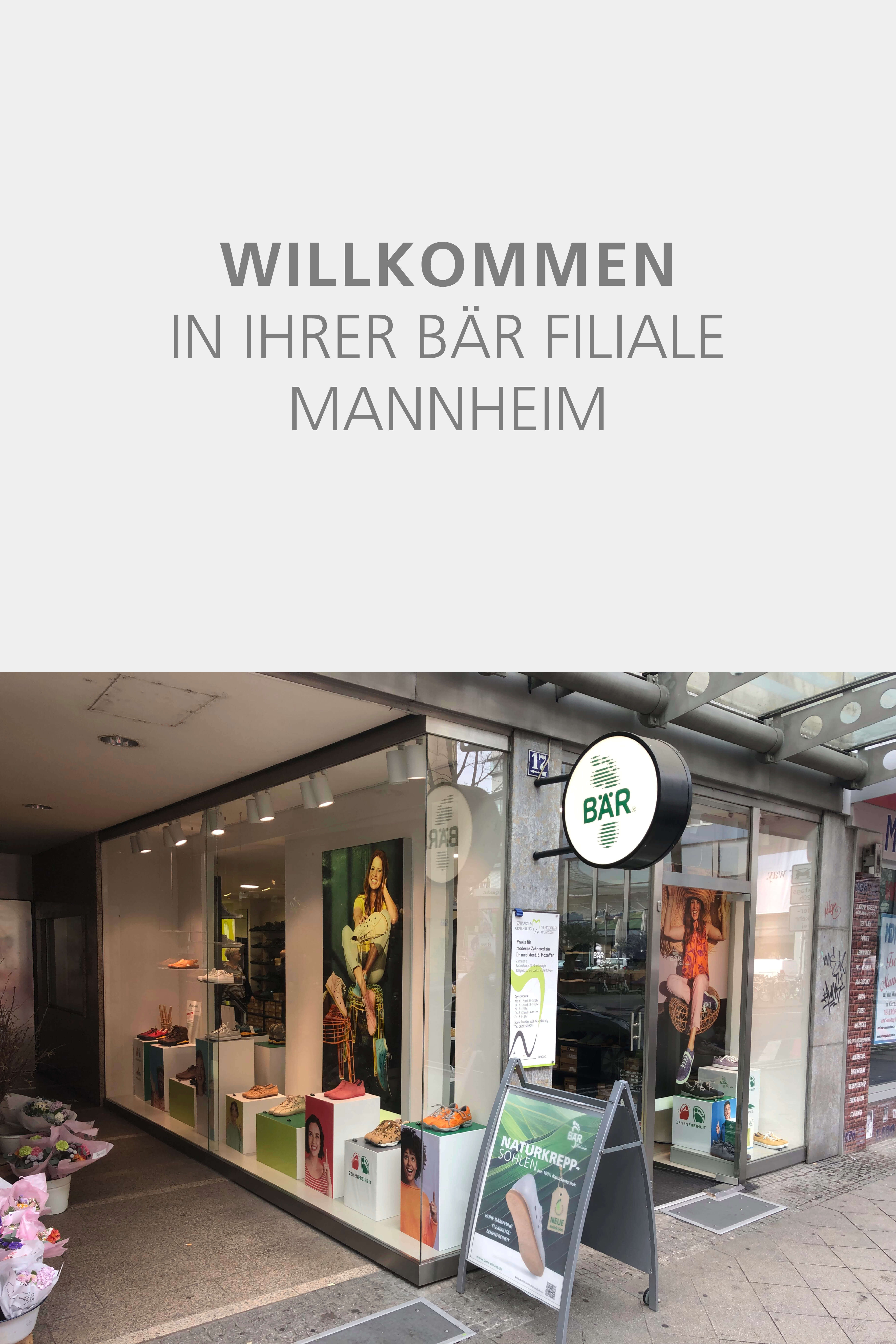 Eingang und Schaufenster des Schuhgeschäfts BÄR in Mannheim mit Werbeplakaten und Schuhpräsentation.