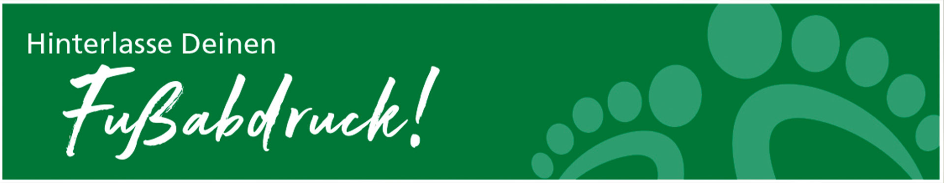 Grünes Banner mit der Aufschrift 'Hinterlasse Deinen Fußabdruck' und Fußabdruck-Muster