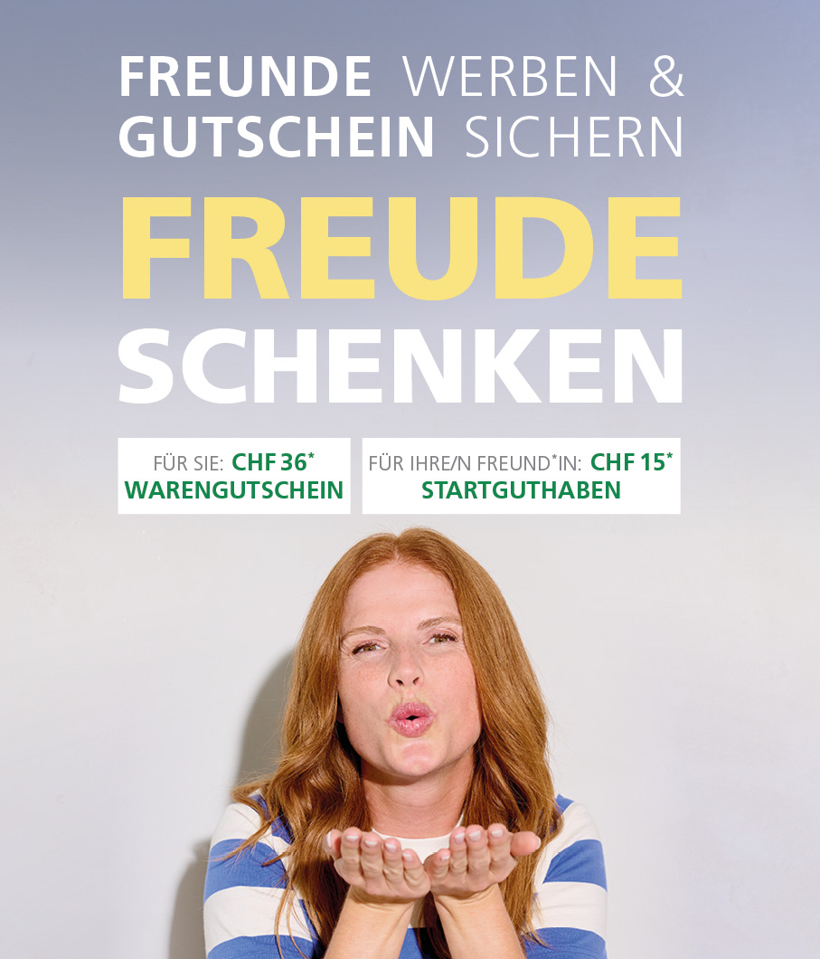 Frau mit langen Haaren in blau-weißem Streifen-Shirt bläst einen Kuss. Text: Freunde werben & Gutschein sichern, CHF 36 Warengutschein, CHF 15 Startguthaben