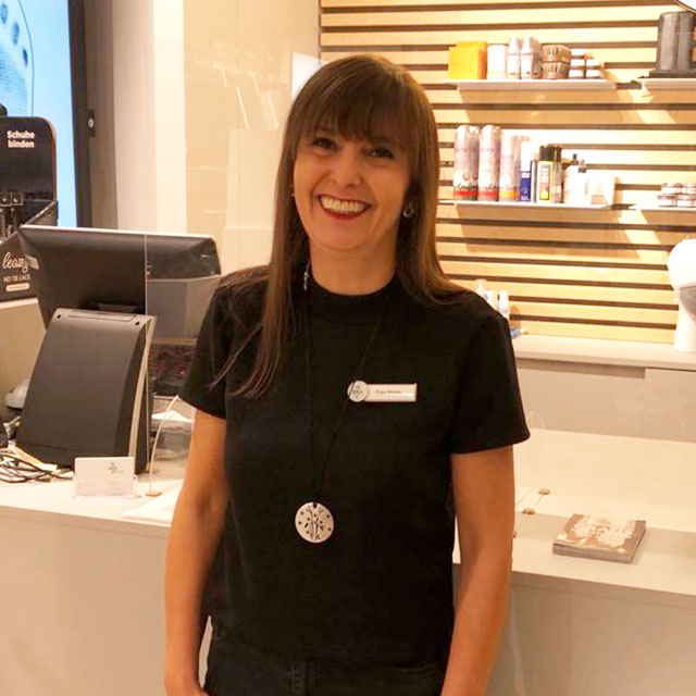 Freundliche Mitarbeiterin an der Empfangstheke eines Geschäfts