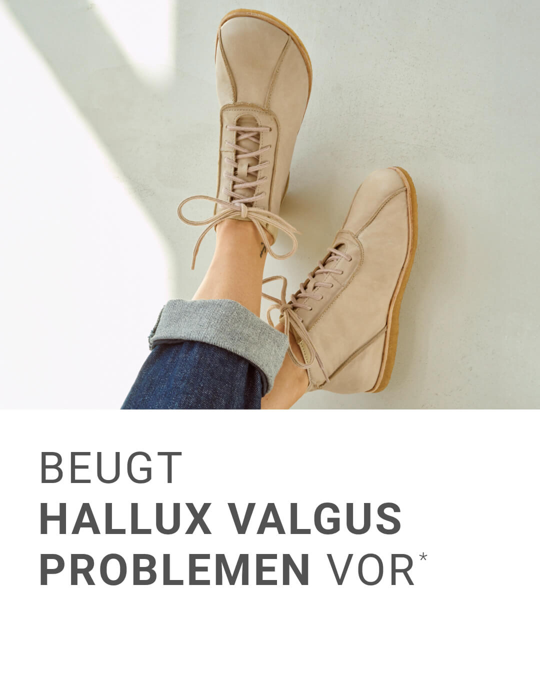 Person trägt bequeme beige Schuhe, die Hallux Valgus Problemen vorbeugen