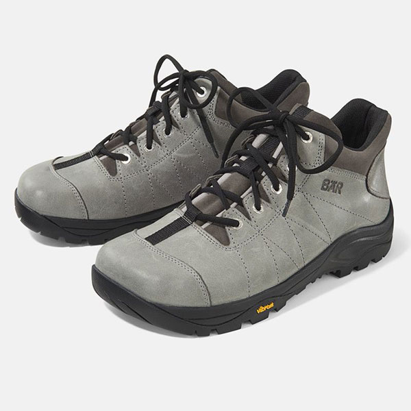 Ein Paar graue Wanderschuhe mit schwarzer Sohle und Schnürsenkeln, geeignet für Outdoor-Abenteuer