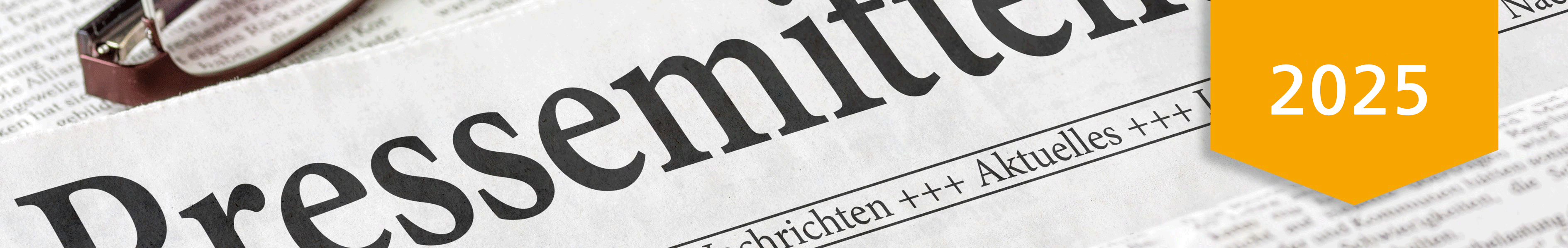 Nahaufnahme einer Zeitung mit dem Wort 'Pressemitteilung' und dem Jahr 2025