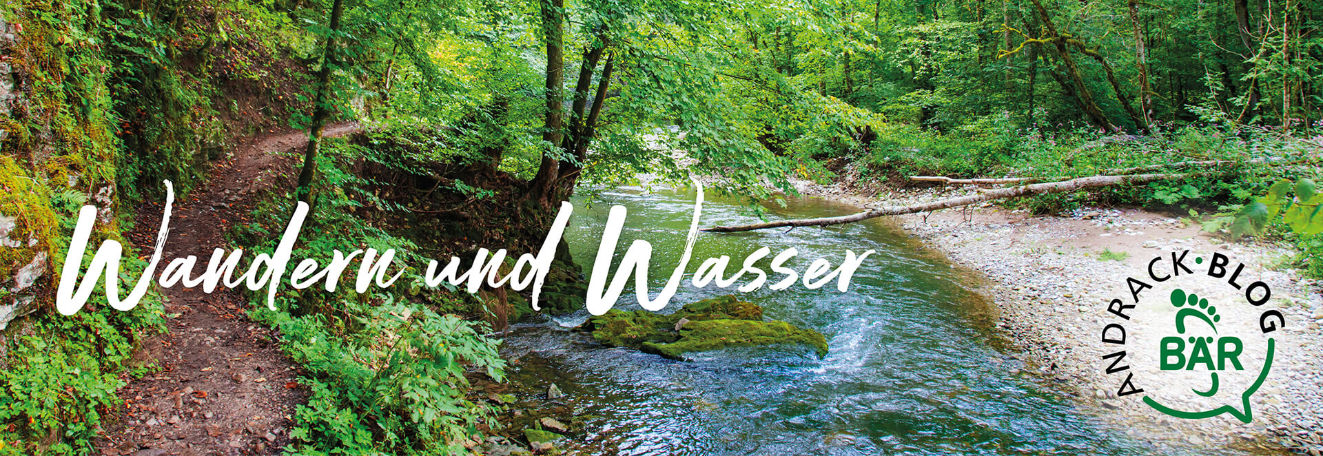 Ein idyllischer Wanderweg am Flussufer im Wald mit dem Text 'Wandern und Wasser' und dem Logo des Andrack Blogs