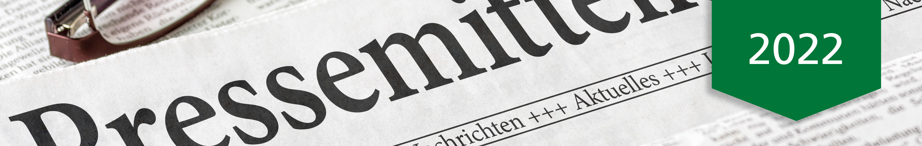 Zeitungsausschnitt mit dem Wort 'Pressemitteilung' und einem Banner mit der Jahreszahl 2022