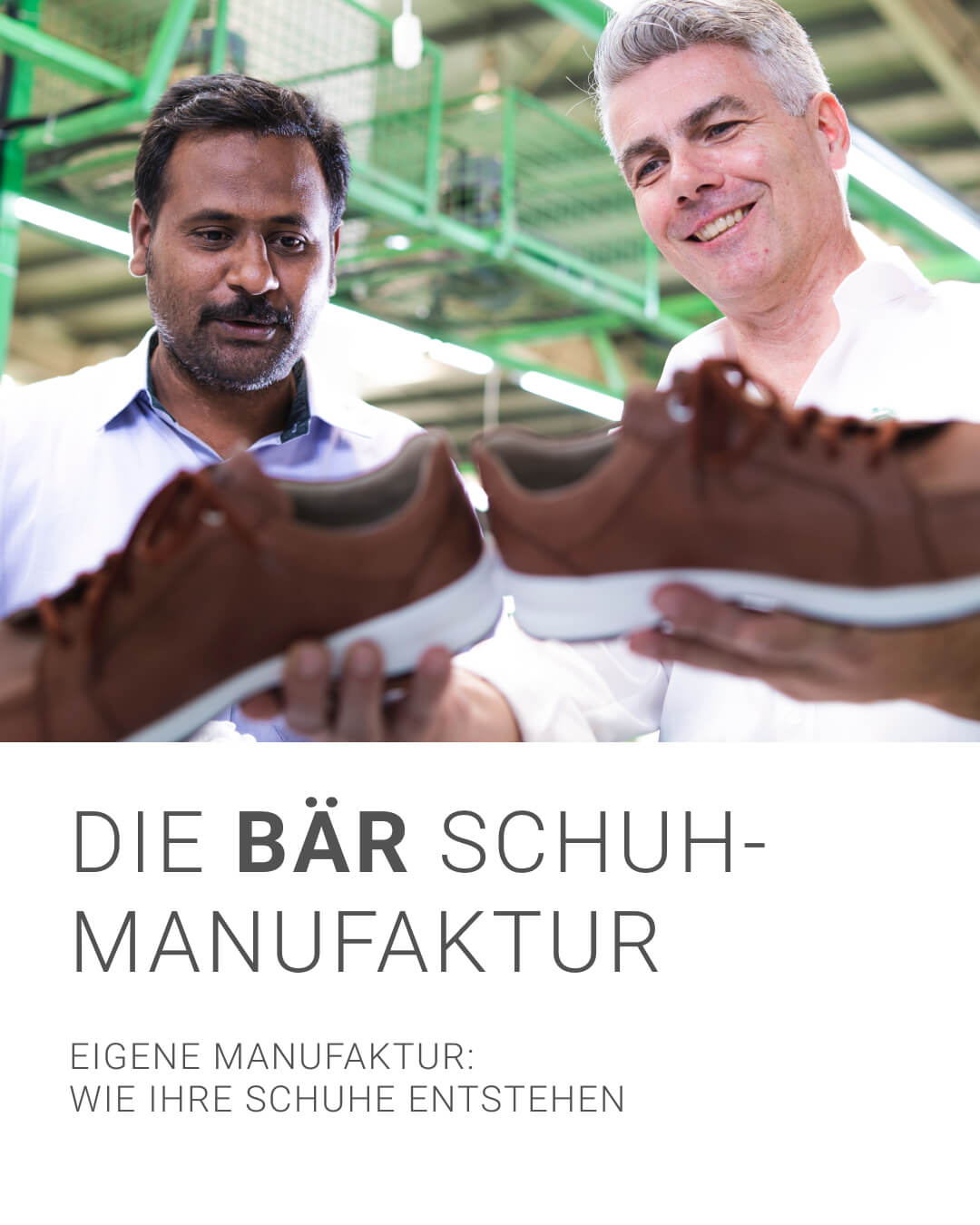 Zwei Männer begutachten Schuhe in der BÄR Schuhmanufaktur