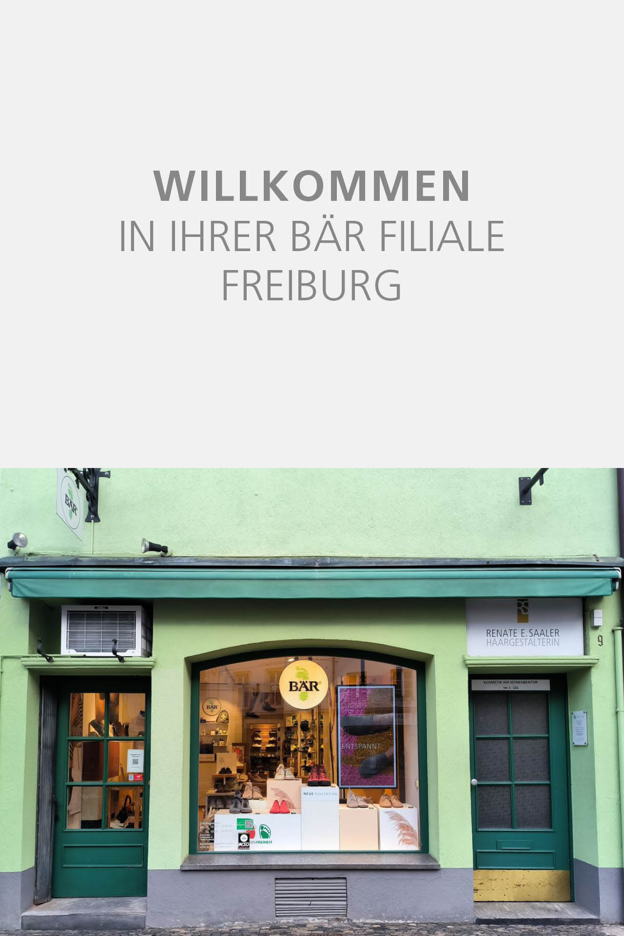 Die Außenansicht der BÄR Filiale in Freiburg mit grünem Eingangsbereich und Schaufenstern, die Schuhe ausstellen.