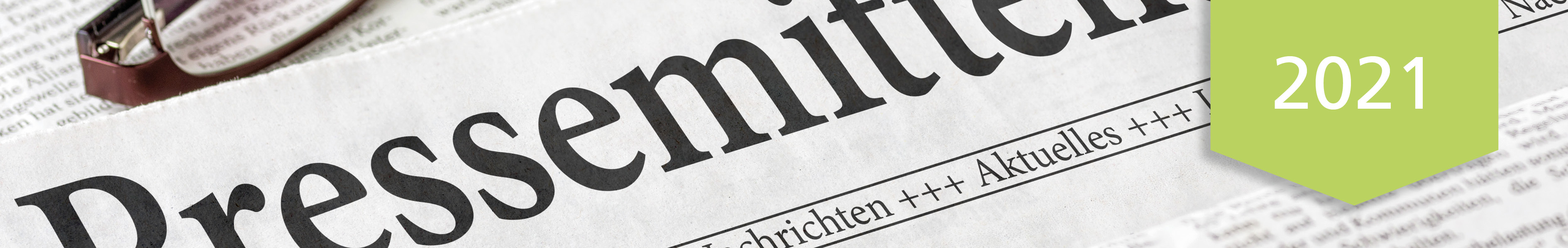 Presseschriftzug auf Zeitung mit grüner Markierung 2021