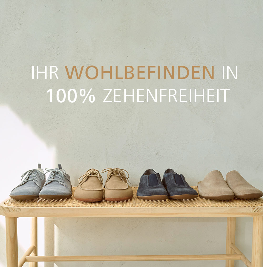 Vier Paar bequeme Schuhe auf einem Tisch, mit dem Slogan 'Ihr Wohlbefinden in 100% Zehenfreiheit' im Hintergrund