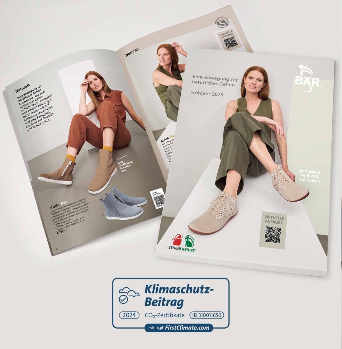 Aufgeschlagenes Magazin mit Modells in modernen, nachhaltigen Schuhen und Infos zu einer virtuellen Anprobe.