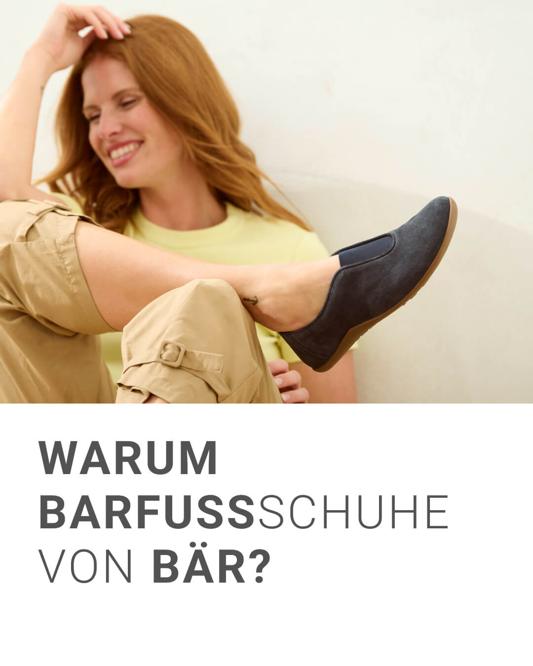 Lächelnde Frau in beigen Hosen und Barfußschuhen von Bär auf hellem Hintergrund