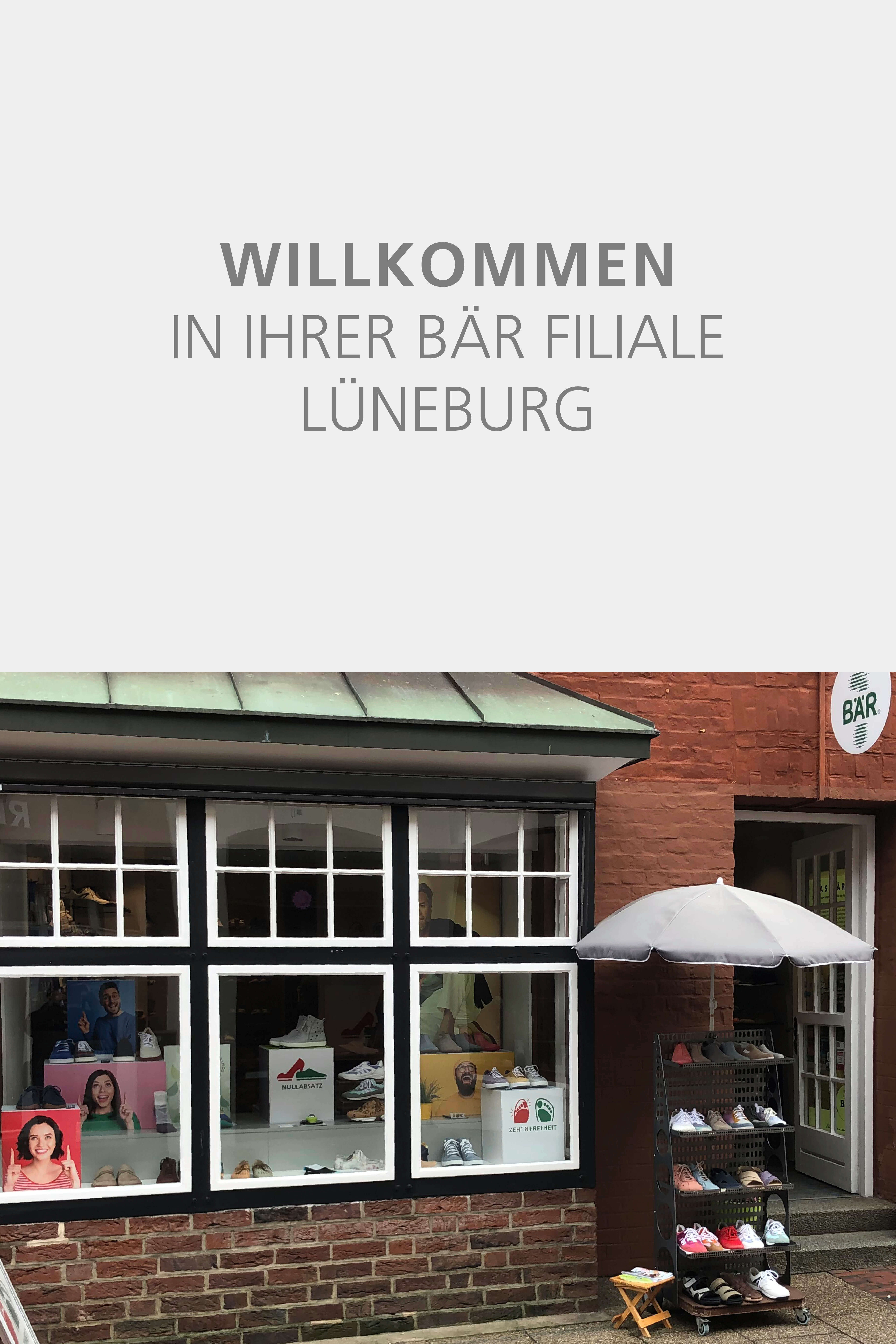BÄR Filiale in Lüneburg mit Schaufenster voller Schuhe und einem Außenregal mit weiteren Schuhen