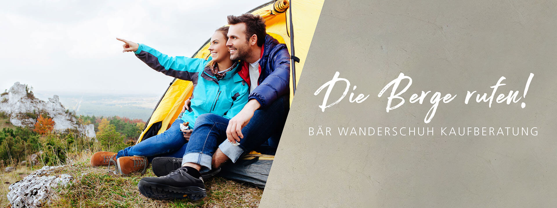 Lächelndes Paar sitzt vor Zelt in den Bergen und blickt in die Ferne. Text: Die Berge rufen! BÄR Wanderschuh Kaufberatung.
