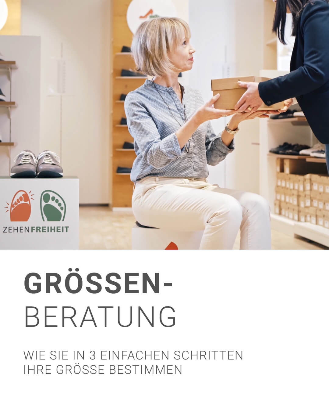 Frau erhält Schuhkarton bei Größenberatung im Schuhgeschäft