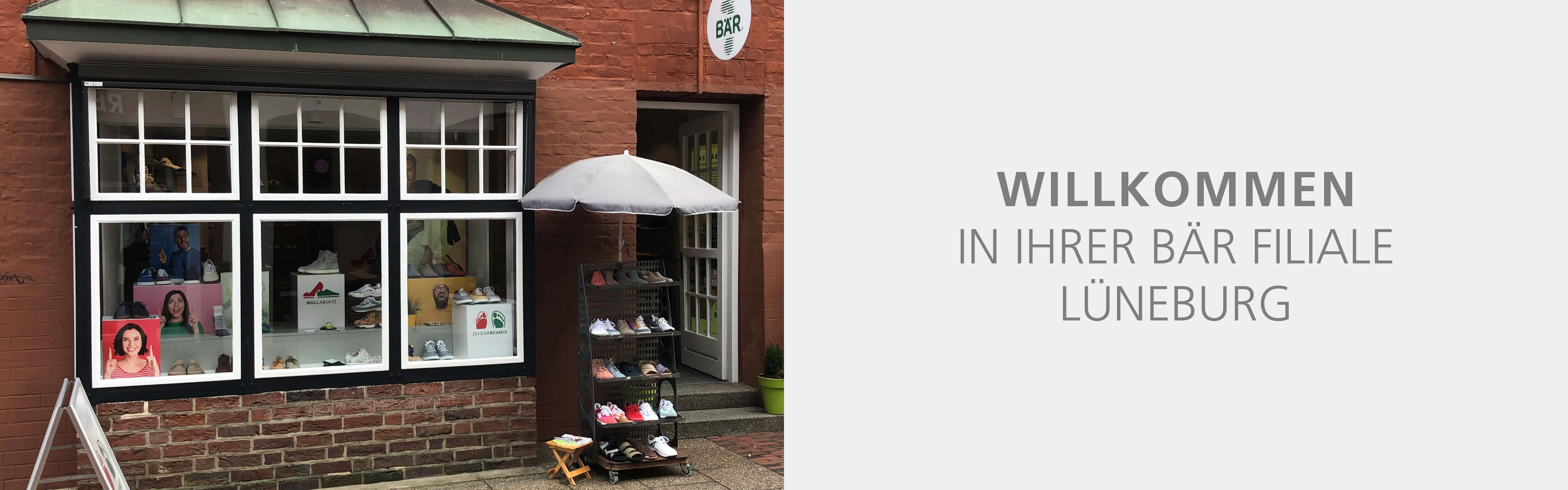 Außenansicht der BÄR Filiale in Lüneburg mit diversen Schuhen im Schaufenster und einem herzlichen Willkommen-Text.