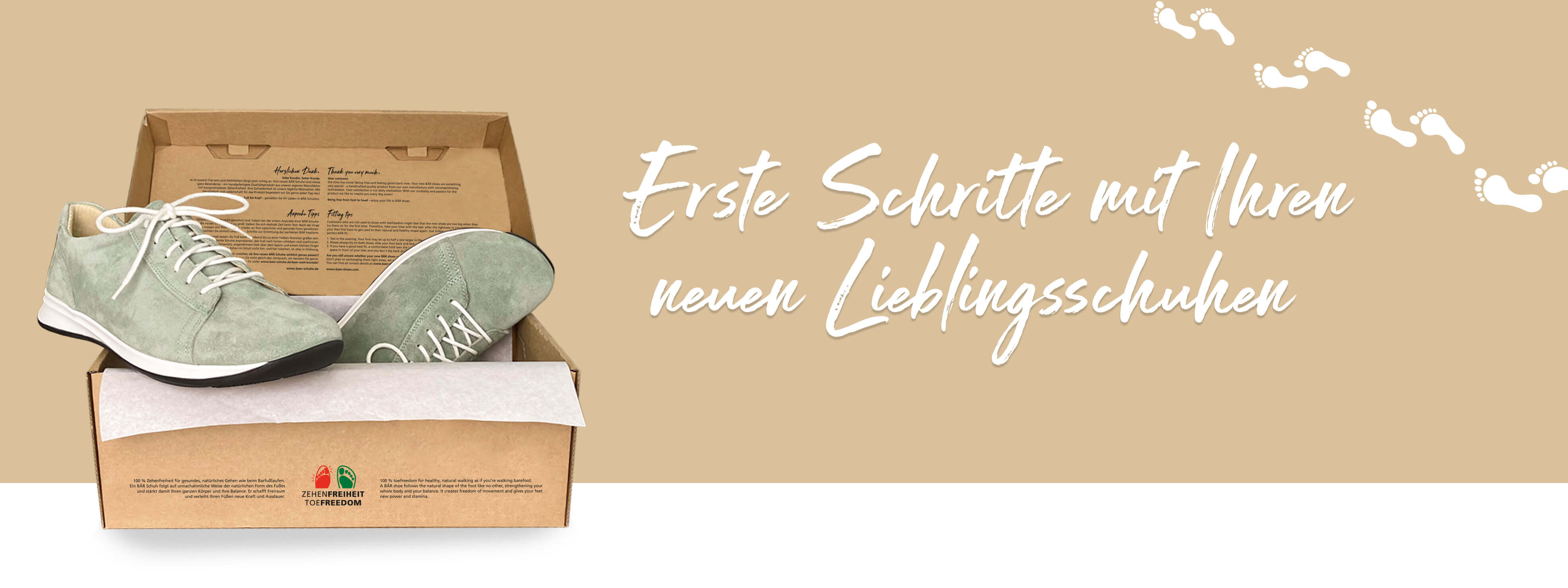 Grüne Sneaker in einer offenen Schuhschachtel, begleitet von Fußabdruck-Grafiken und dem Text 'Erste Schritte mit Ihren neuen Lieblingsschuhen'. Die Schuhe betonen Bequemlichkeit und Stil.