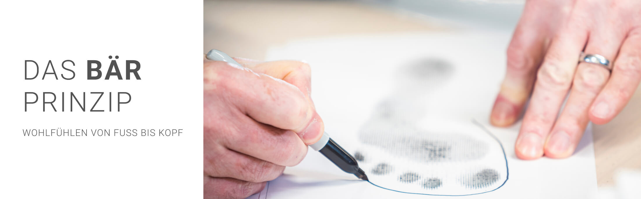Nahaufnahme einer Hand, die mit einem Stift eine Fußabdruckskizze nachzeichnet, daneben der Text 'Das BÄR Prinzip – Wohlfühlen von Fuß bis Kopf'.