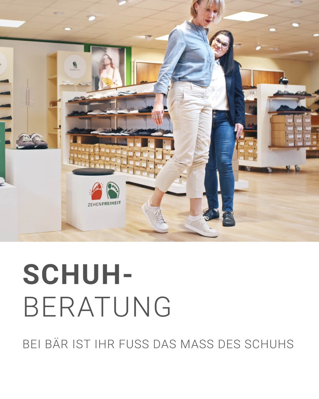 Kundin bei der Schuhberatung im BÄR Schuhgeschäft, begleitet von einer Beraterin, umgeben von Schuhregalen.