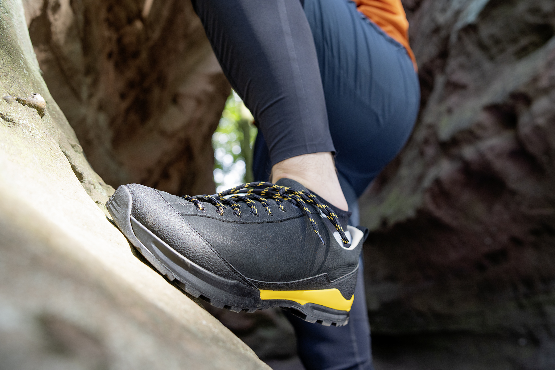 Nahaufnahme eines Wanderschuhs in Aktion auf einer felsigen Oberfläche