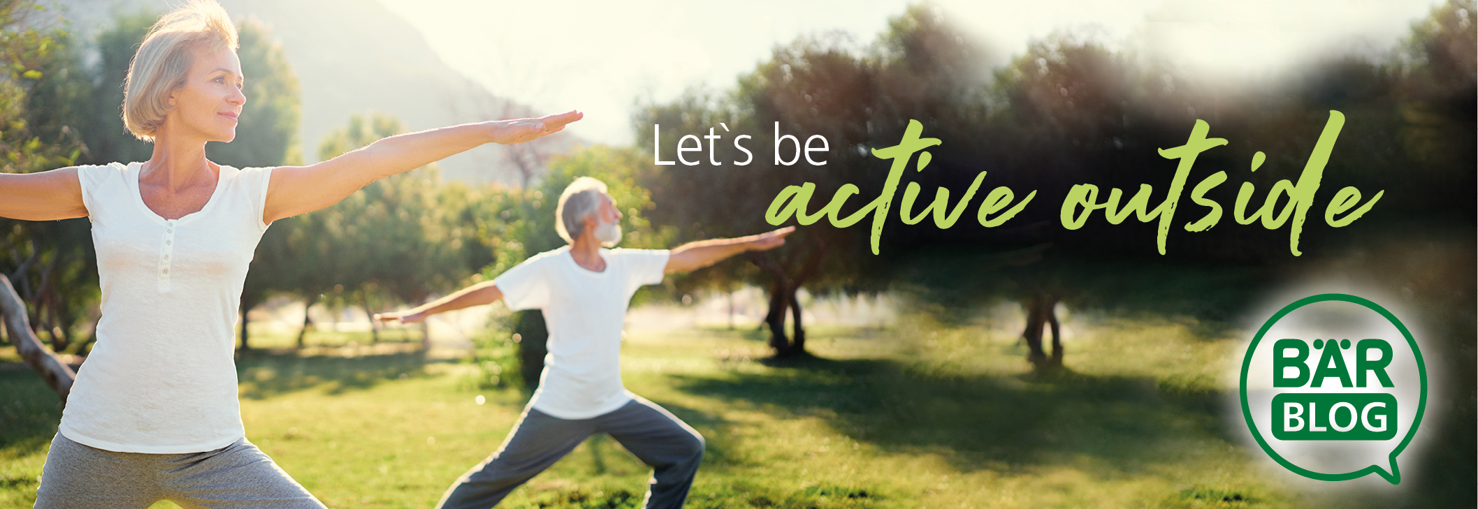 Zwei ältere Menschen machen Yoga-Übungen in einem sonnigen Park mit der Aufschrift 'Let's be active outside' und dem Logo 'BÄR Blog'.