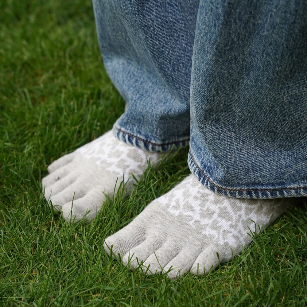 BÄR Schuhe Zehensocken Leopard weiß/grau Emotionsbild