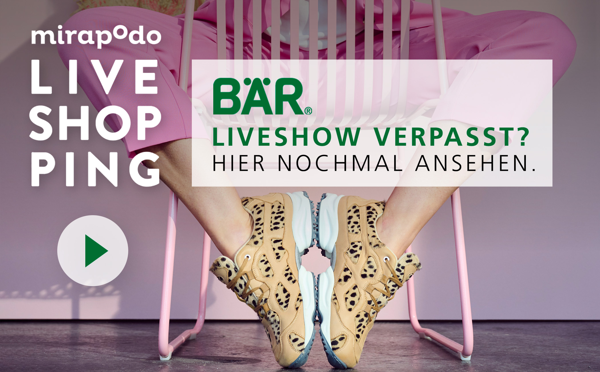Person sitzt auf rosa Stuhl, trägt Sneaker mit Leopardenmuster, daneben Text: 'mirapodo Live Shopping - BÄR Liveshow verpasst? Hier nochmal ansehen.'
