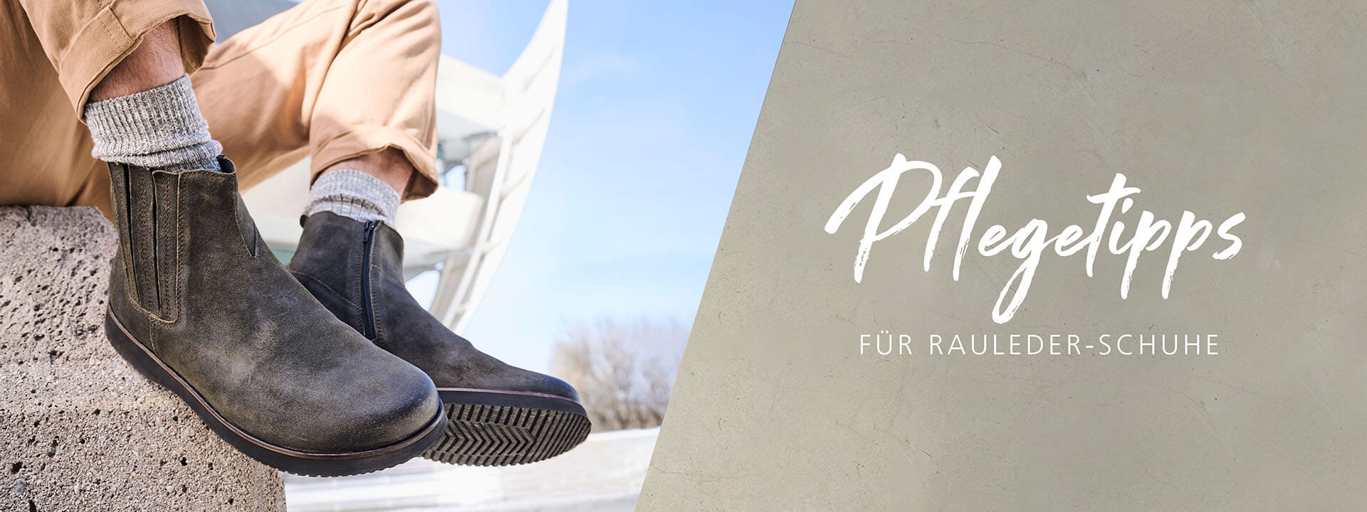 Nahaufnahme von braunen Rauleder-Stiefeln mit grauen Socken auf einer Betonmauer, daneben Text 'Pflegetipps für Rauleder-Schuhe' auf beigem Hintergrund.