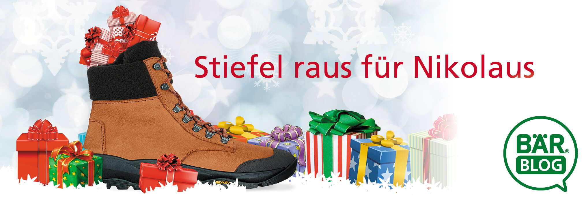 Brauner Stiefel mit Geschenken im und um den Schuh, vor winterlichem Hintergrund mit Schneeflocken