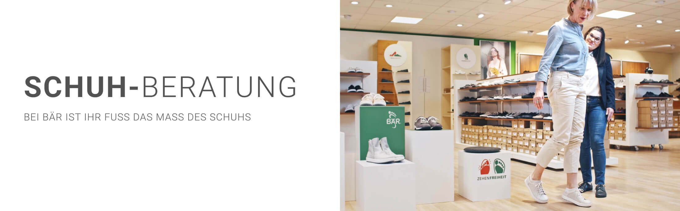 Eine Kundin bei der Schuhberatung im Bär-Geschäft, umgeben von bequemen Schuhen.