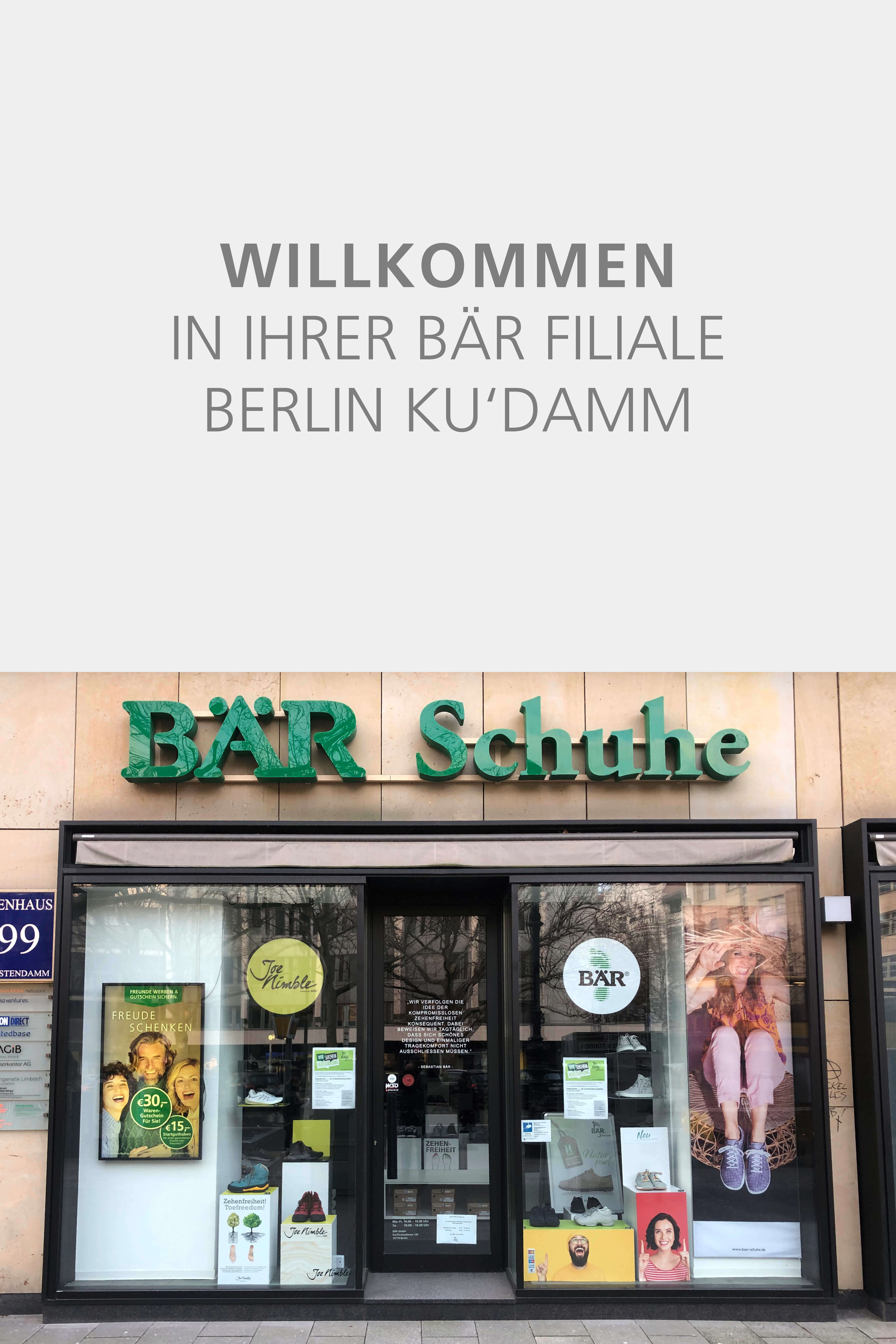 Front der BÄR Schuhe Filiale in Berlin mit Schaufensterdekoration und Willkommensschild