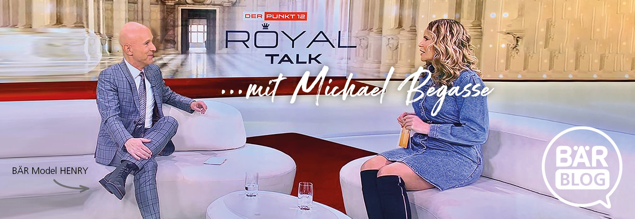 Talkshow-Szene mit Gästen, die auf weißen Sofas im Studio sitzen; Hintergrund Text 'Royal Talk mit Michael Begasse'